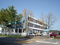 Gebäude an der Adlikerstrasse 255, Sicht von der Strassenseite auf den Haupteingang