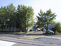 Blick von der Bahnlinie auf das Gebäude